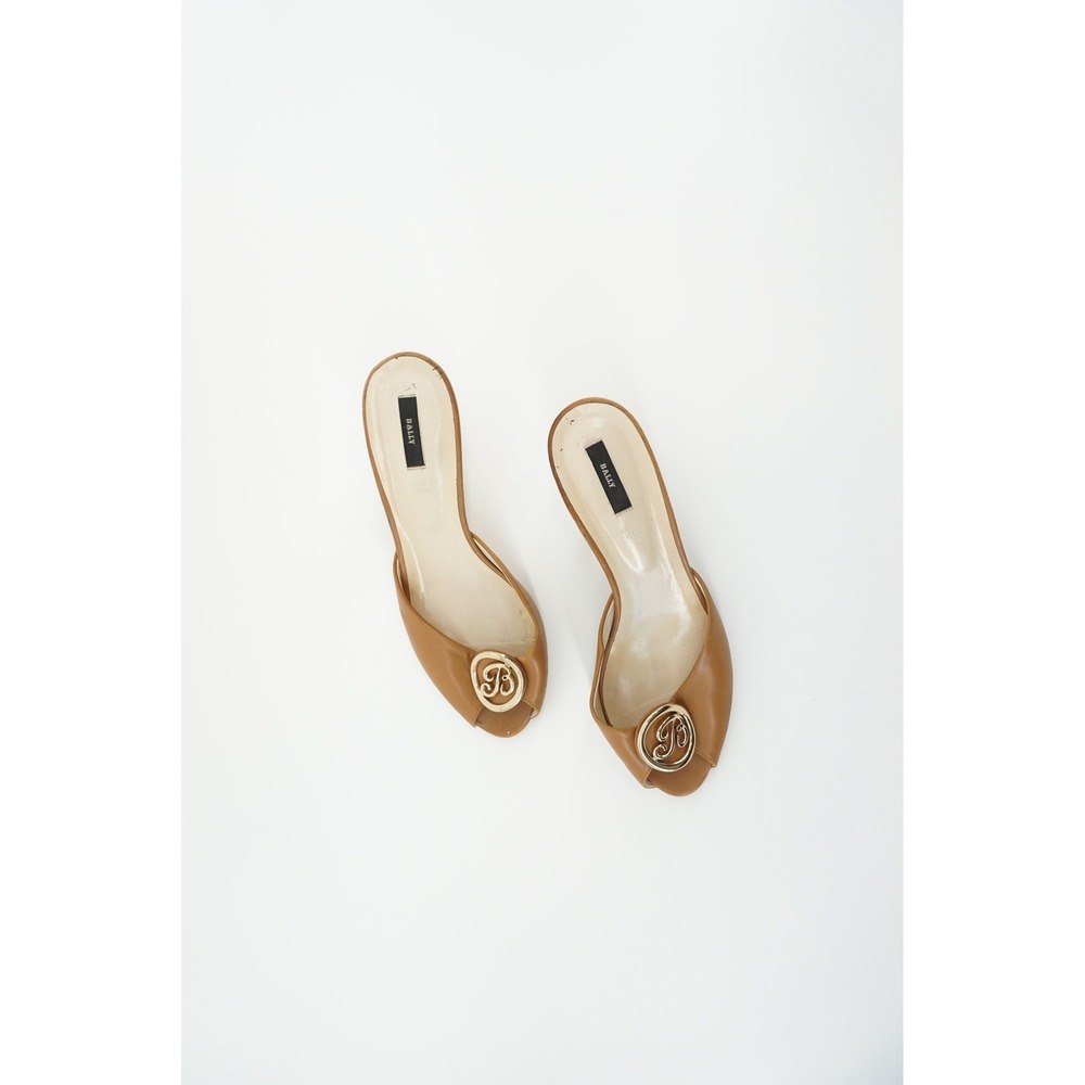 Bally Tan Leather Peep Toe Kitten Heel Mules Gold Medallion Old Money heels 38.5